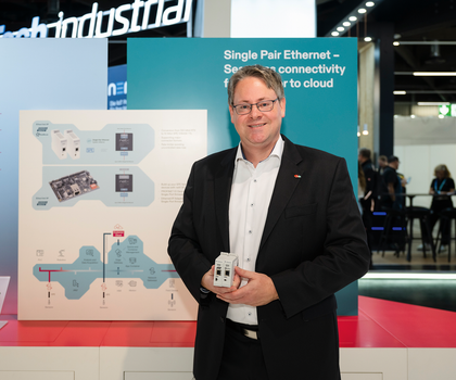 Dennis Gündel, Produktmanager Gateways: »Aus unserer Erfahrung heraus haben wir noch ein paar kleine Extras verbaut, die den SPE Media Switch besonders hervorheben.« Dennis Gündel, Produktmanager Gateways: »Aus unserer Erfahrung heraus haben wir noch ein paar kleine Extras verbaut, die den SPE Media Switch besonders hervorheben.«