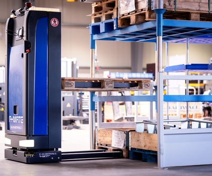 Logimat 2025: FTS A-Mate für Rollbehälter: Gabelstaplerfreie Intralogistik