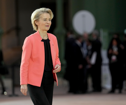  Die Präsidentin der Europäischen Kommission, Ursula von der Leyen, trifft während des Aktionsgipfels für künstliche Intelligenz im Grand Palais ein.