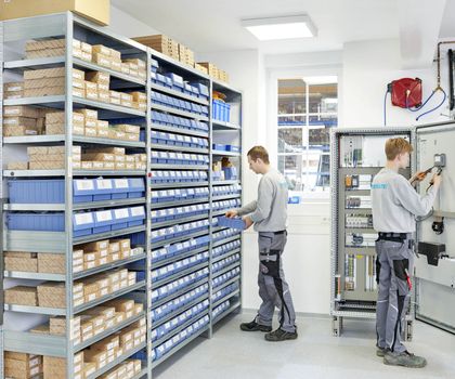 Behälter für die Intralogistik-Zukunft: Solo oder im Regalsystem