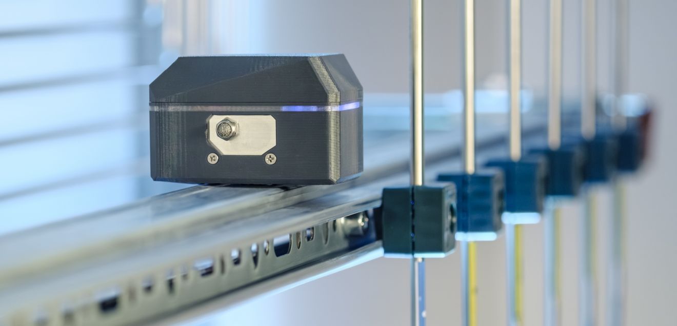 Ultraschallsensor zur Überwachung von Wasserstoff-Behältern Mit dem Ultraschallsensor können Wasserstoff-Behälter, -Leitungen oder -Verbindungsstücke überwacht werden