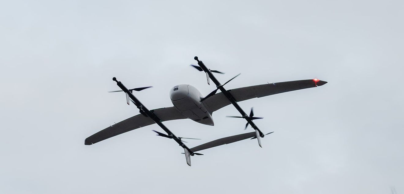Asklepios Kliniken starten Flugtransport: Drohne transportiert Laborproben Drohne beim Anflug auf die Klinik in Bad Oldesloe