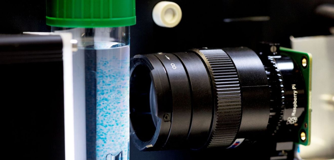 Wachstum von 3D-Zellaggregaten im Bioreaktor überwachen Teil des Bioreaktors und Kameraobjektiv