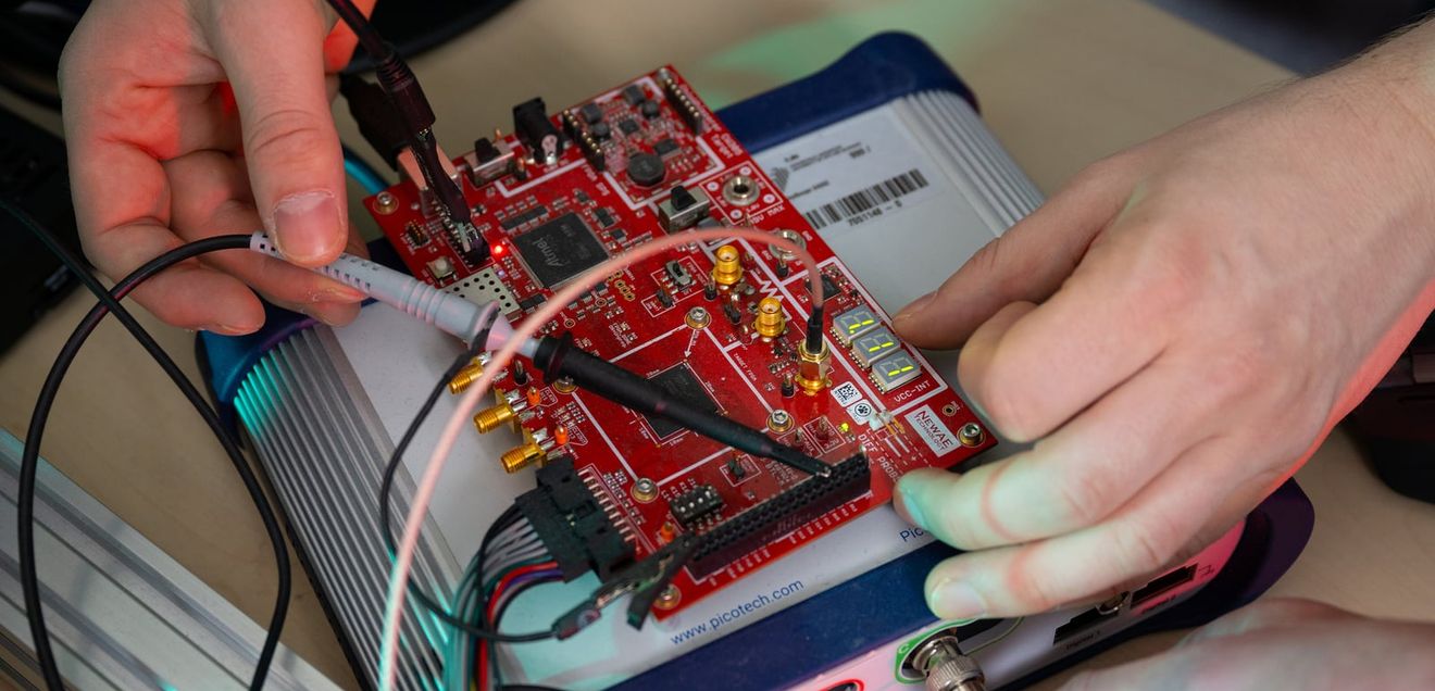 Klein aber effektiv: Analyse von Seitenkanälen mithilfe eines Oszilloskops und der ChipWhisperer-Plattform.