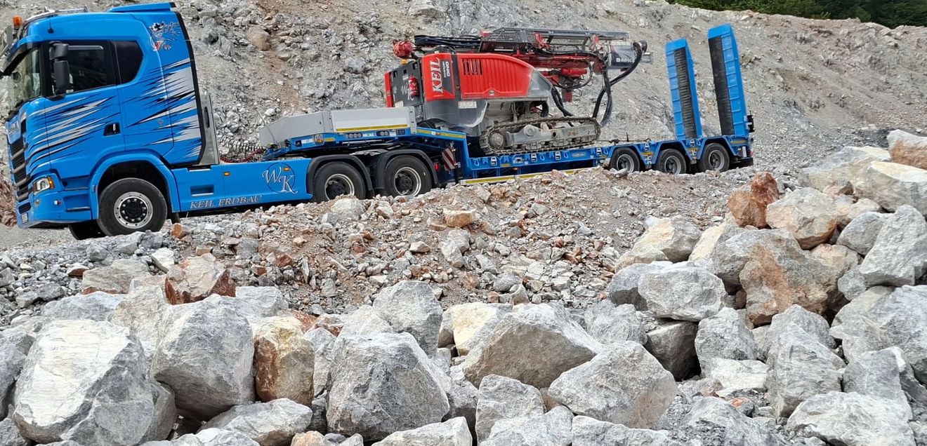 Effizienter Transport im Hochgebirge mit Goldhofer Tiefladeanhänger Effizienter Transport im Hochgebirge mit Goldhofer Tiefladeanhänger