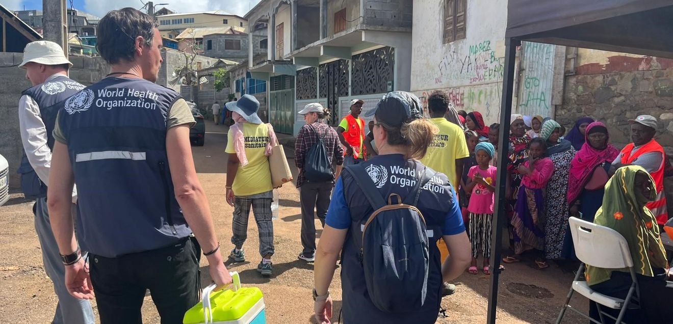 Das mobile Laborteam bei der Probenahme in Mayotte.