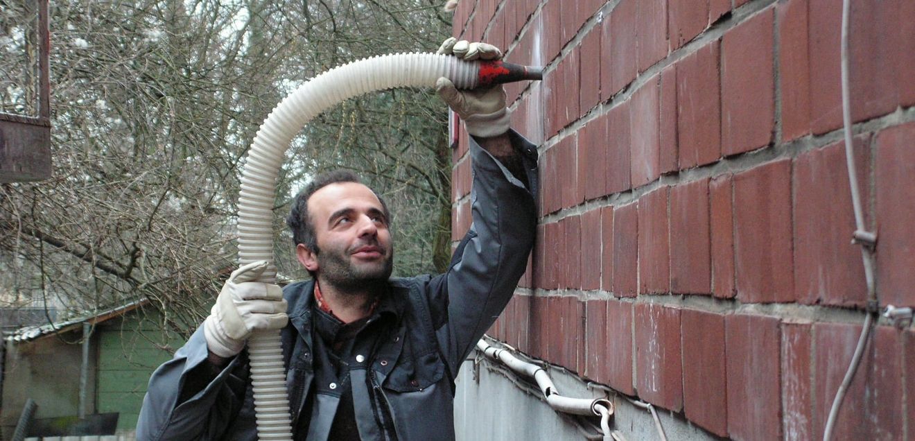 Der Dämmstoff wird über kleine Bohrlöcher eingebracht, kaum Störungen für die Bewohner. Der Dämmstoff wird über kleine Bohrlöcher eingebracht, kaum Störungen für die Bewohner.