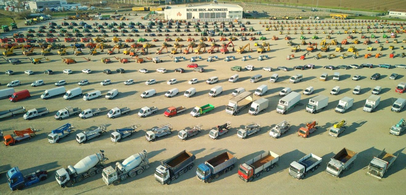 Rekordjahr für Ritchie Bros.: Über 19.000 Maschinen und Fahrzeuge verkauft Der Fuhrpark von Ritchie Bros in der Luftaufnahme