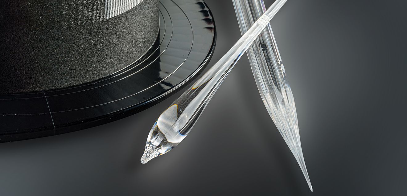 Achteckige Faserpreform, Glastropfen vom Beginn des Faserziehprozesses und aktive Laserfaser auf Trägerrolle. Achteckige Faserpreform, Glastropfen vom Beginn des Faserziehprozesses und aktive Laserfaser auf Trägerrolle.