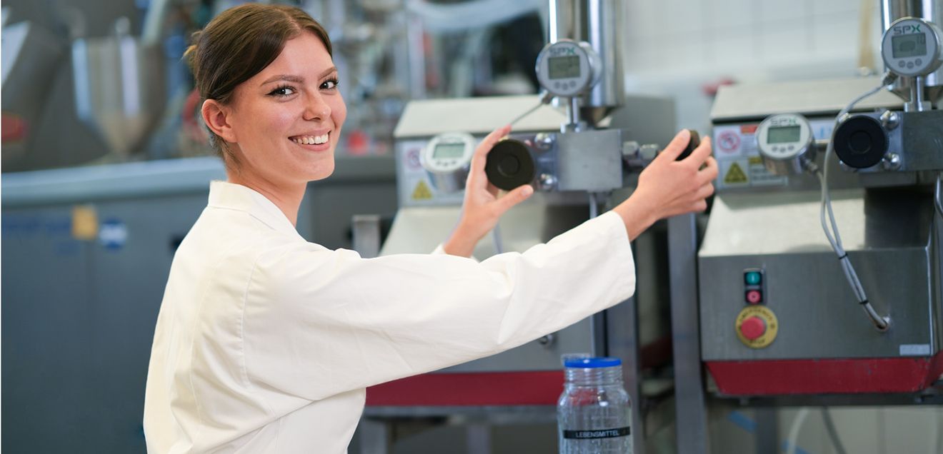 Entwicklung und Testung von Milchalternativen Fraunhofer IVV-Expertin bei der Entwicklung und Testung von Milchalternativen für einen Industriepartner des Instituts.