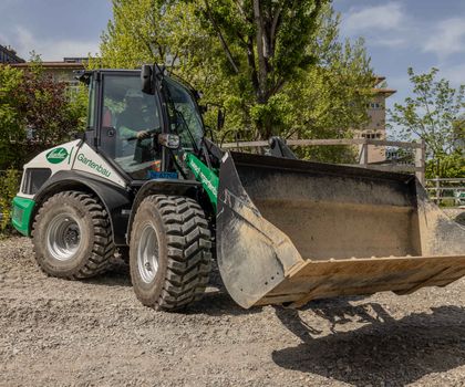 Ein Yanmar-Radlader V7-HW, grün statt rot lackiert zeigt seine Schaufel