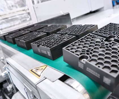 Nominierung Produkte des Jahres 2025: Arburg: Anlage zur vollautomatischen Fertigung von Gehäusen mit „digitalem Produktpass“ Nominierung Produkte des Jahres 2025: Arburg: Anlage zur vollautomatischen Fertigung von Gehäusen mit „digitalem Produktpass“