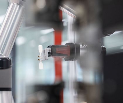 Automatisierte Härteprüfung. Hier kurz vor dem Materialtest an einem ausgehärteten Klebstoff. Automatisierte Härteprüfung. Hier kurz vor dem Materialtest an einem ausgehärteten Klebstoff.