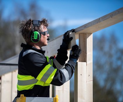 Selbstaufladendes Gehörschutz-Headset: Arbeitsschutz mit Umweltschutz vereint Selbstaufladendes Gehörschutz-Headset: Arbeitsschutz mit Umweltschutz vereint