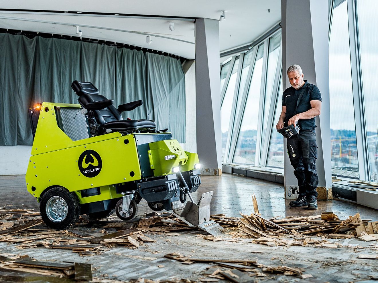 Wolffs erster Aufsitz-Stripper mit Vanguard Lithium-Ionen-Akkupacks von Briggs & Stratton Wolffs erster Aufsitz-Stripper mit Vanguard Lithium-Ionen-Akkupacks von Briggs & Stratton