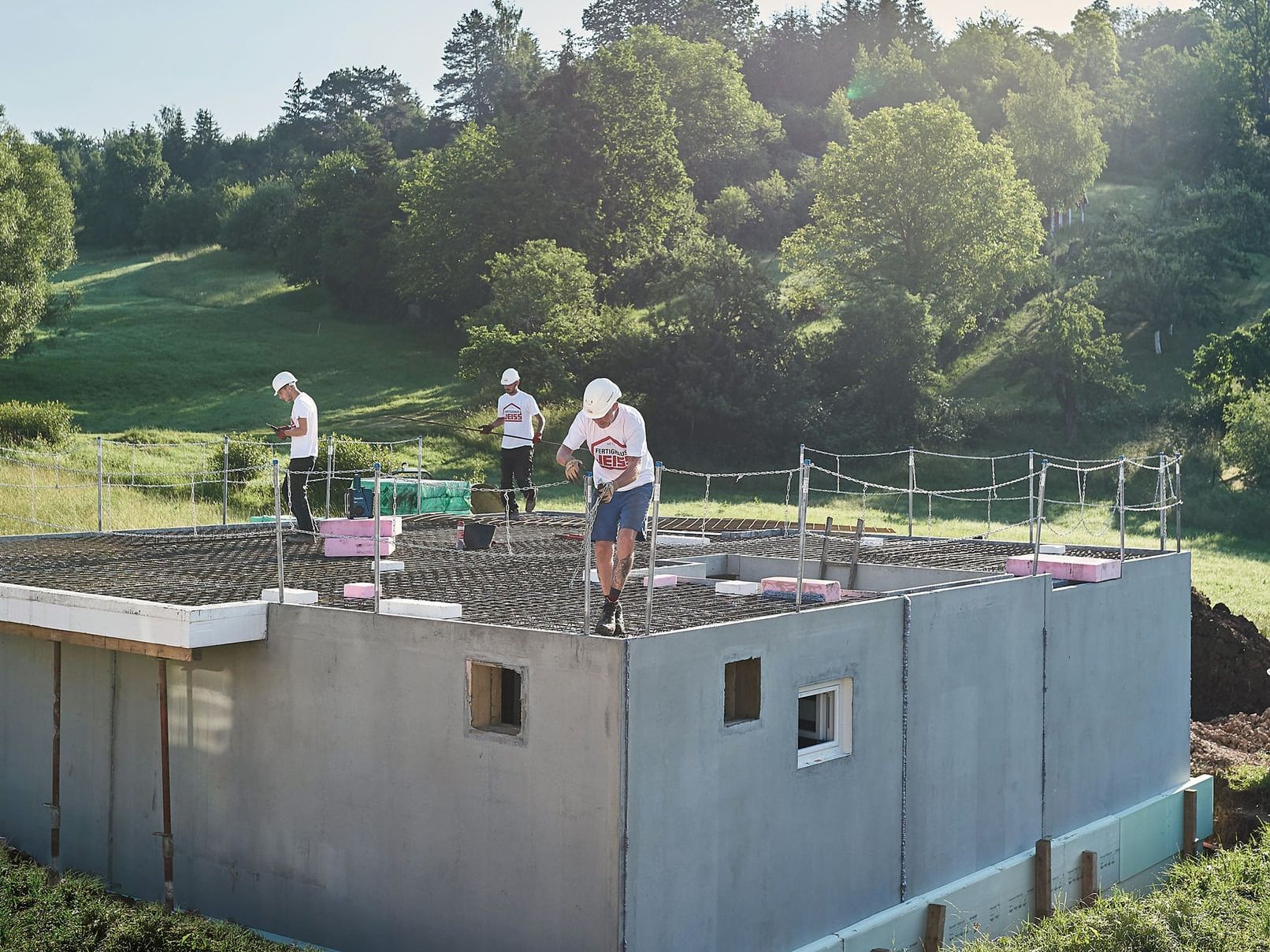 Auch bei nassen Böden und an steilen Hängen: Fertigkeller machen das Haus standfest Auch bei nassen Böden und an steilen Hängen: Fertigkeller machen das Haus standfest