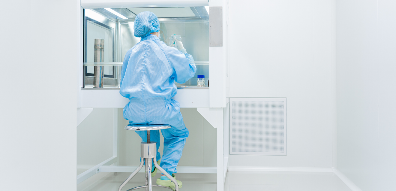 VDI-Richtlinien zur Reinraumtechnik Labormitarbeiterin im Reinraum an einem Labortisch