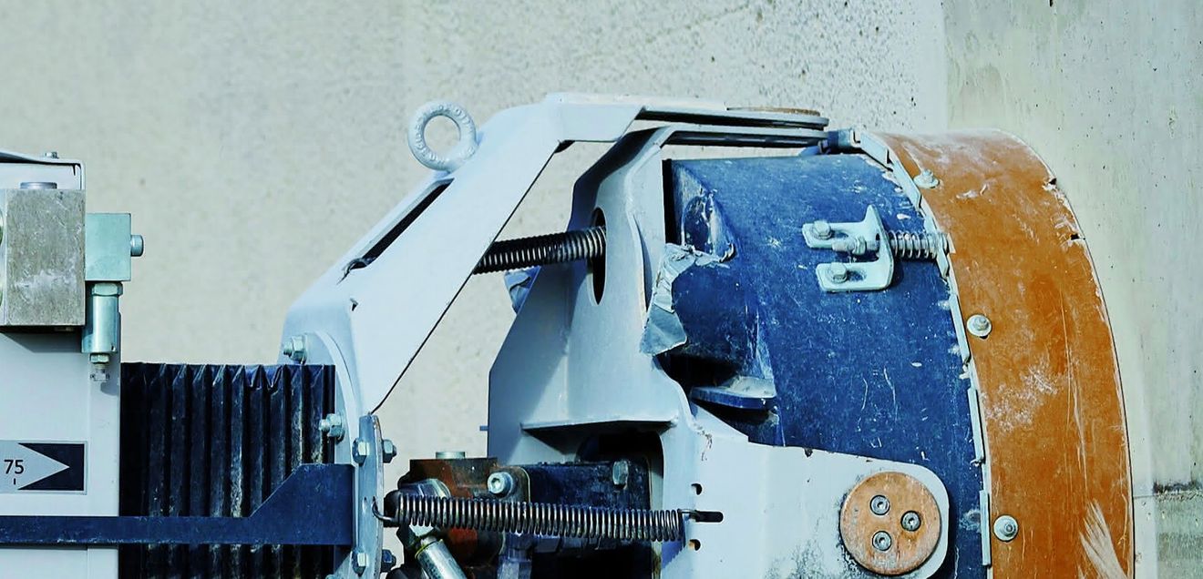 Baumaschinen für urbane Flächen von Schwamborn Die Schleif- und Stockmaschine WDS 530 im Einsatz an einer Wand