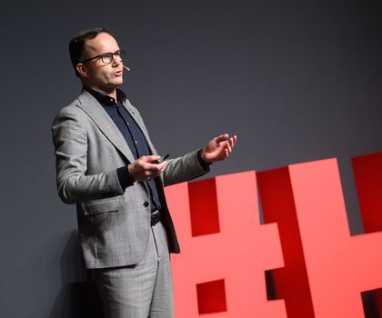 Jochen Köckler, Vorsitzender des Vorstandes der Deutschen Messe AG, spricht auf der Pressekonferenz zur Hannover Messer 2025.