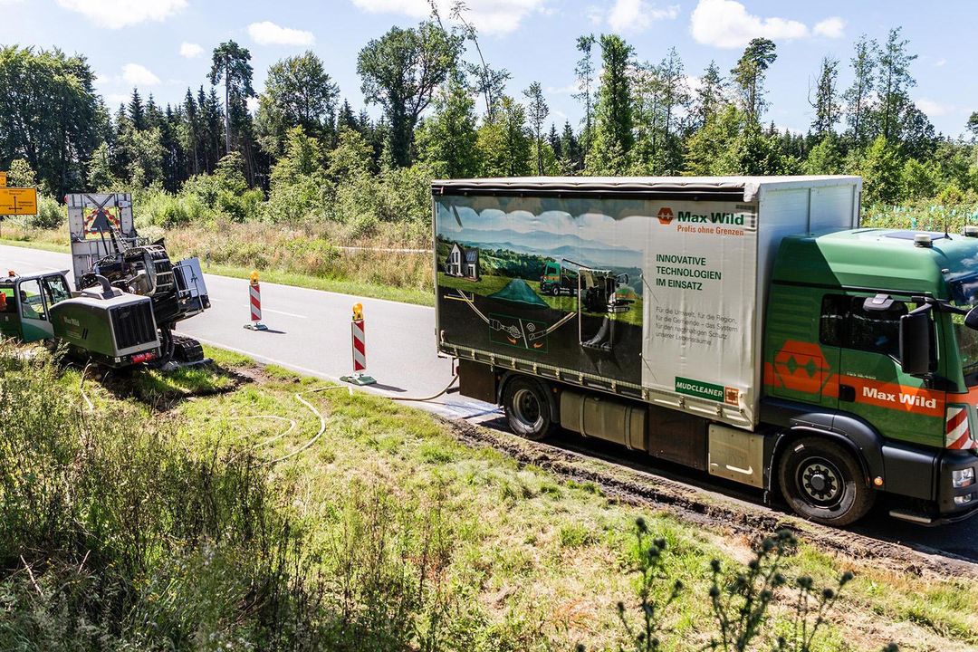 Ein Mudcleaner Truck von Max Wild im Einsatz an einer Straßenbaustelle