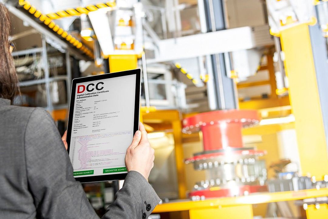 digitaler Kalibrierschein wird auf Tablet gezeigt