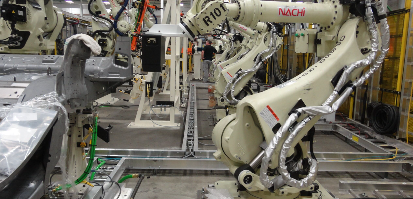 Robots inspect car floor pans fully automatically: The camera is attached to the robot's gripper. The camera is attached to the robot's gripper.