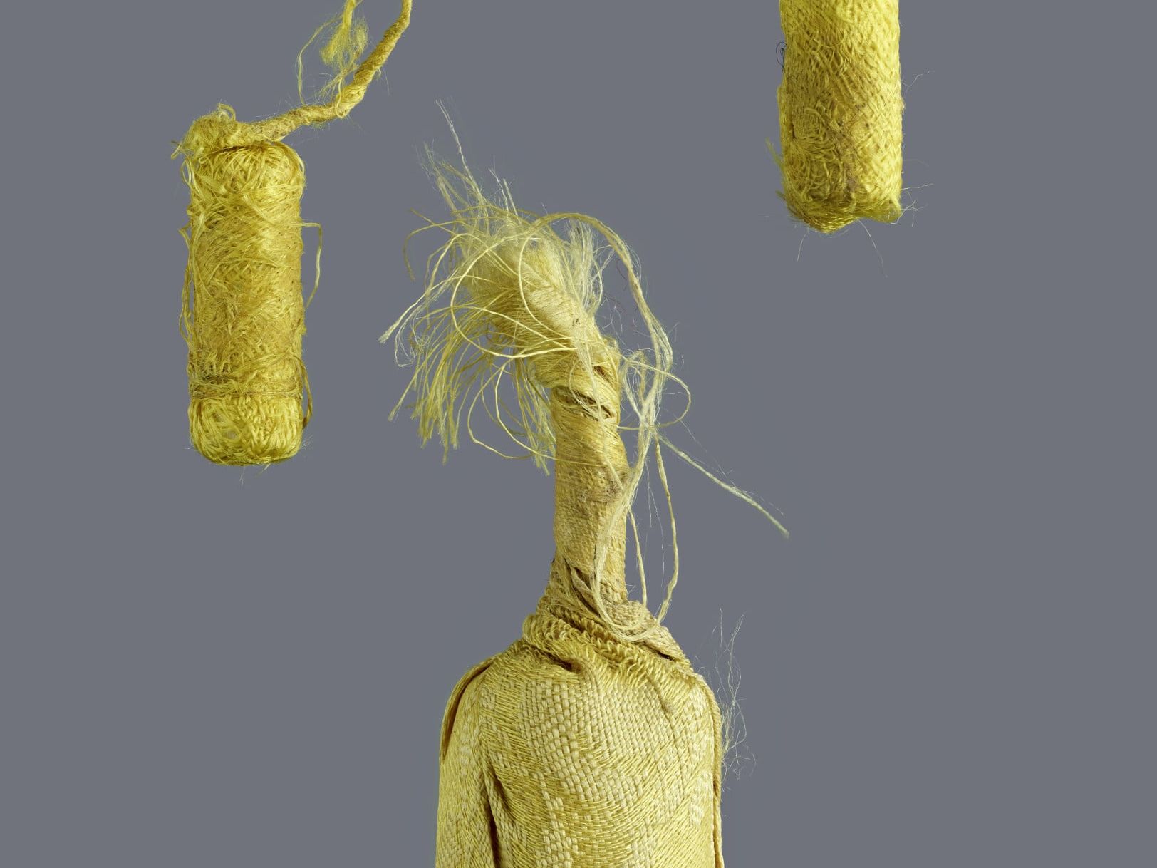 Analyse mit 3D-Tomographie und KI: Zerstörungsfreie Analyse historischer Schriftrollen Drei winzige Schriftrollen mit Längen zwischen 3 und 5 Zentimetern wurden im Inneren des Schreins gefunden. Sie sind in Seide gewickelt und verklebt.