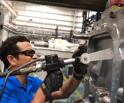 Cold Jet auf der K 2025: Trockeneisreinigung im Test: Besucher bringen Bauteile mit Cold Jet auf der K 2025: Trockeneisreinigung im Test: Besucher bringen Bauteile mit