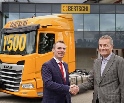 Bart Bosmans (l.) übergibt einen neuen DAF-Lkw an Hans-Jörg Bertschi (r.).