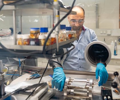 Mitarbeiter im Labor bei der Batterieforschung Mitarbeiter im Labor bei der Batterieforschung