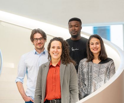 Nanofasern aus Obst und Verpackungen aus Kartoffeln: BioWin entwickelt Materialien aus Reststoffen Mitgieder der Nachwuchsforschungsgruppe: Gruppenleitung: Dr. Vanessa Castro (Mitte) und Doktorandinnen und Doktoranden: Anthony Gerhardt, Emmanuel Udekwe Nwanegbo, Una Smailbegovic.