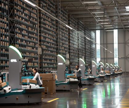 RBG, Shuttle und Robotik: Mehrere Lagerstandorte von Decathlon einheitlich automatisiert