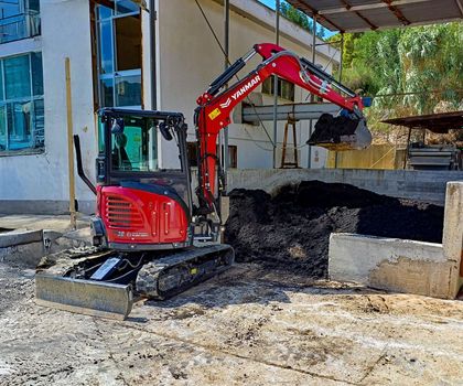 Eine lokale Partnerschaft zwischen Yanmar CE, Sunrise Trading Italy und dem Bauunternehmen Edilsud di Mazza Massimo trägt dazu bei, die Küstenlandschaft und Wasserqualität in der süditalienischen Provinz Salerno zu schützen. Von Land zu Meer: Yanmar-Bagger im Einsatz für sauberes Wasser in Kampanien