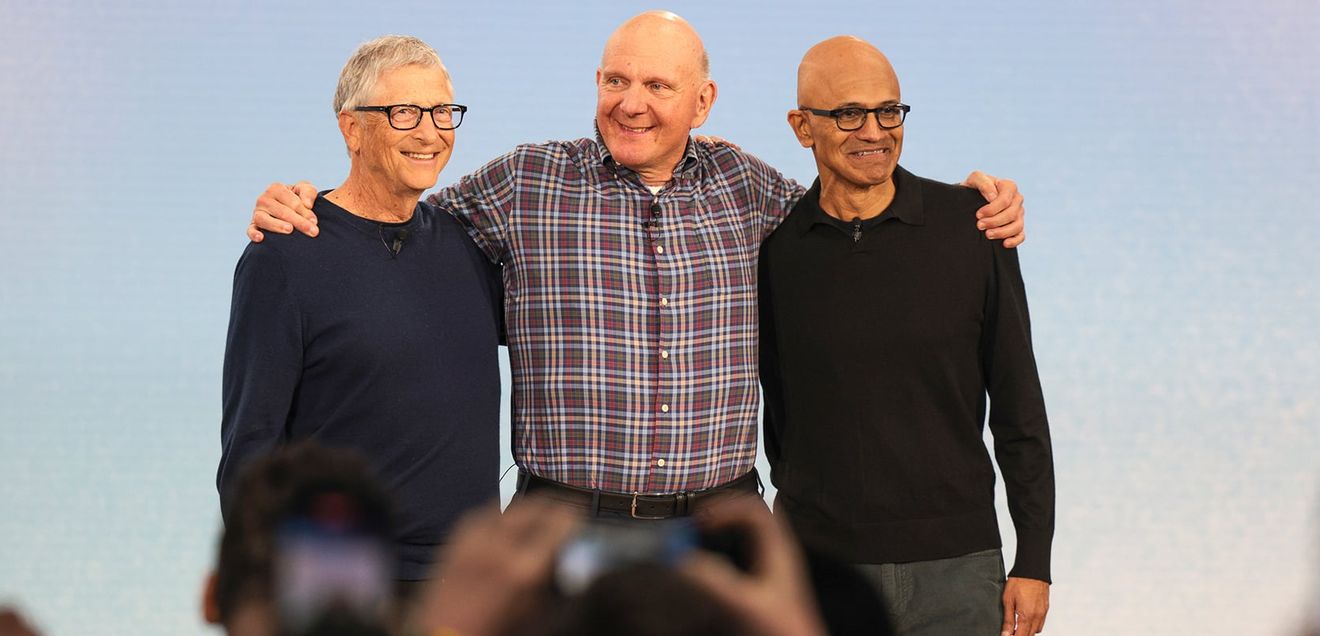 Microsoft-Mitbegründer und ehemaliger CEO Bill Gates (l-r), ehemaliger CEO Steve Ballmer und der aktuelle Chairman und CEO Satya Nadella nehmen an einer Veranstaltung zum 50-jährigen Jubiläum im Microsoft-Hauptquartier teil.