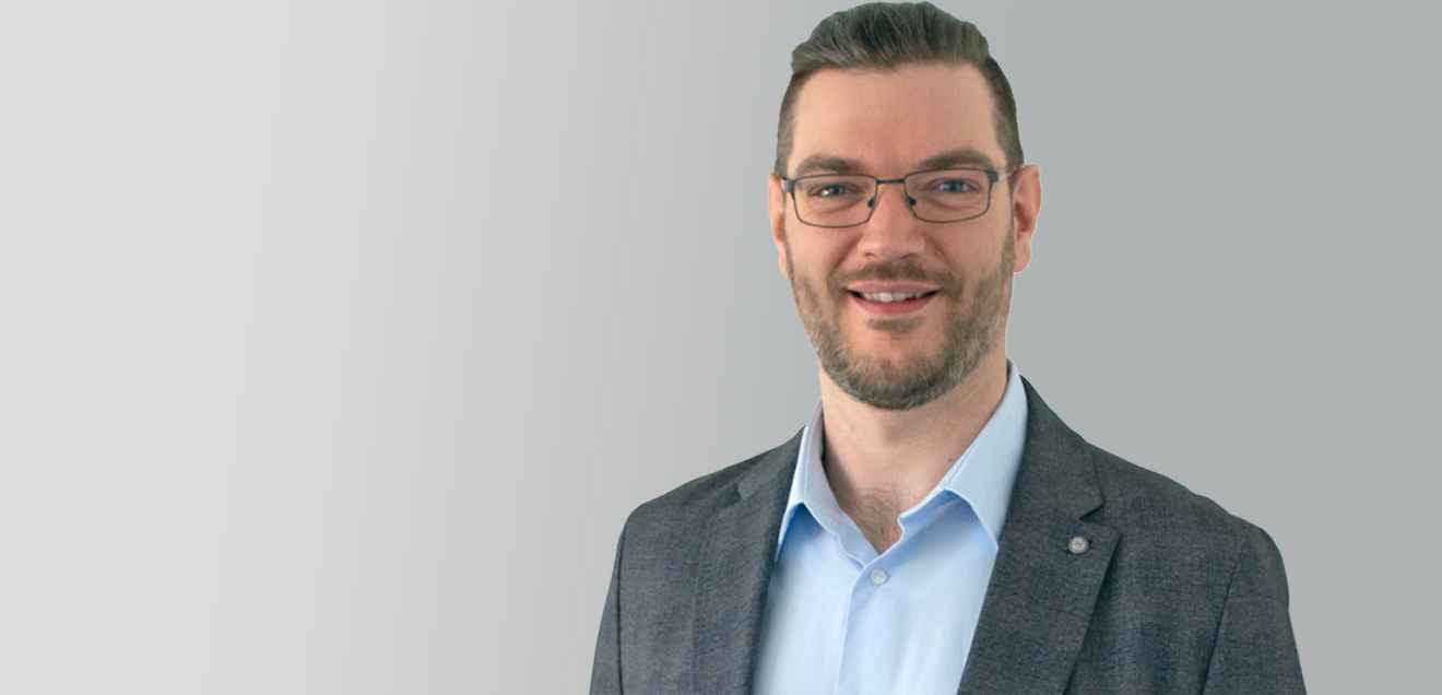 As Product Manager at the Codesys Group, Bernhard Reiter is responsible for activities relating to artificial intelligence. Codesys pursues a pragmatic AI approach: instead of unpredictable control logic, the company relies on assistance systems. Whether chatbot, automated code suggestions or troubleshooting - developers should noticeably save time, work more productively and have more fun. Bernhard Reiter explains the approach.