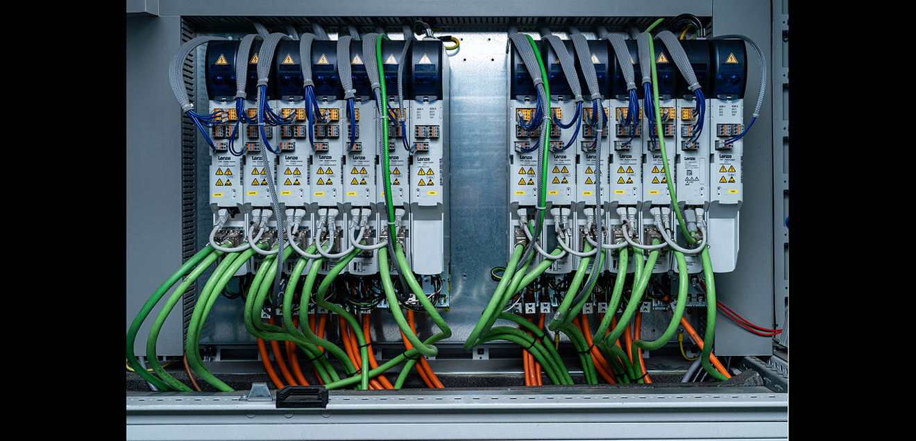 The Lenze i750 servo inverter is part of the motion package and, in combination with the Lenze i950 servo inverter and Lenze m850 synchronous motors, forms the heart of the application.