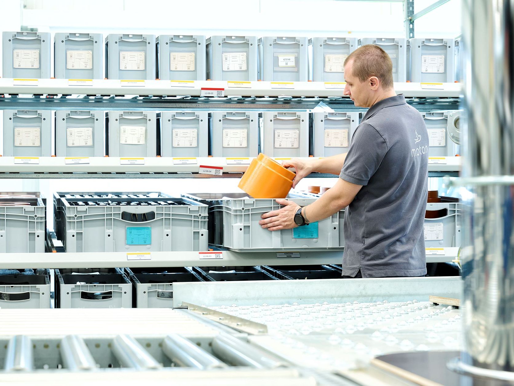 Containers, boxes and pallets: Structured and compact storage Containers, boxes and pallets: Structured and compact storage