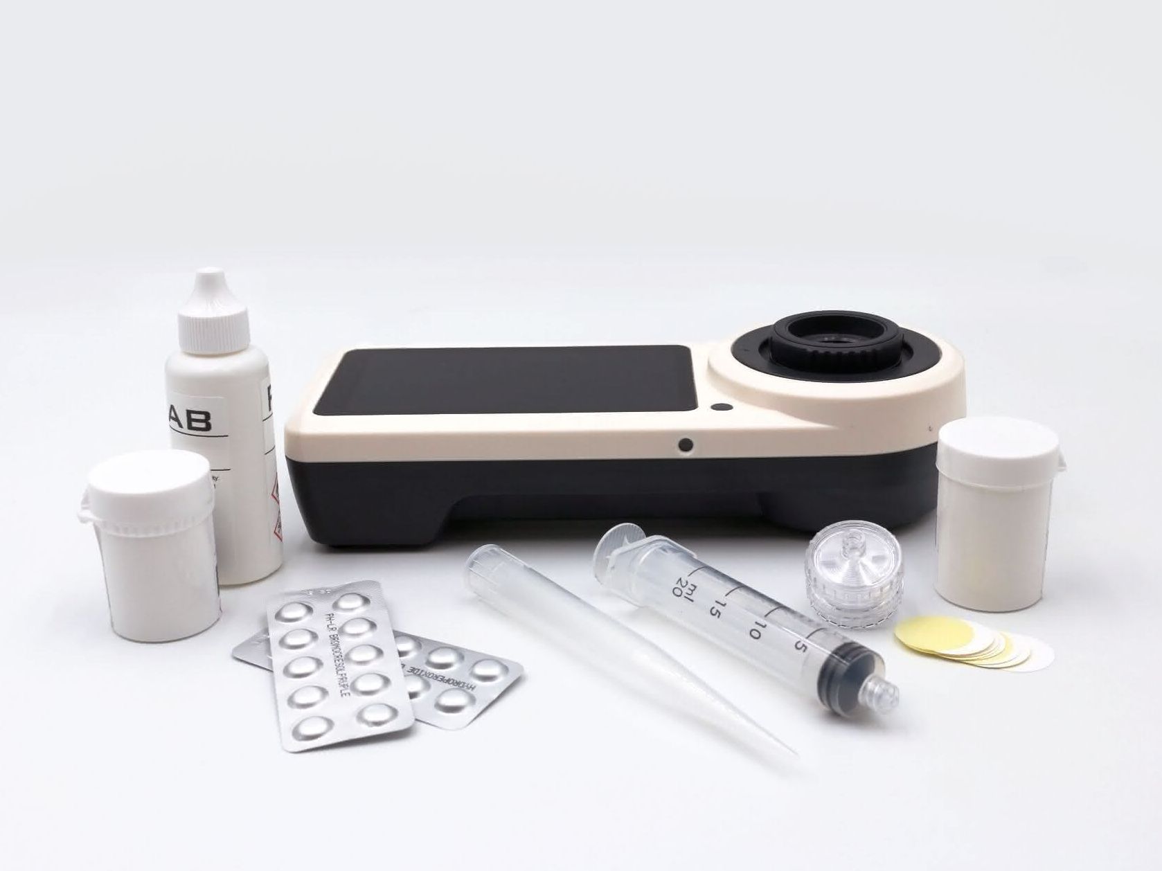 Gerät PrimeLab 2.0 und Komponenten eines Kits für die Wasseranalytik Gerät PrimeLab 2.0 und Komponenten eines Kits für die Wasseranalytik
