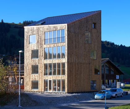 Solarpanele von Sunstyle Solarpanele von Sunstyle auf dem Dach eines modernen, mehrgeschossigen Gebäudes.