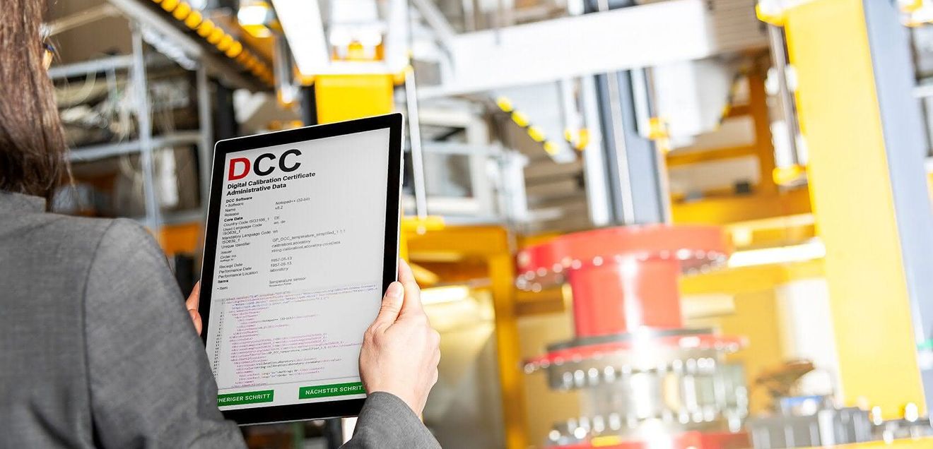 digitaler Kalibrierschein wird auf Tablet gezeigt