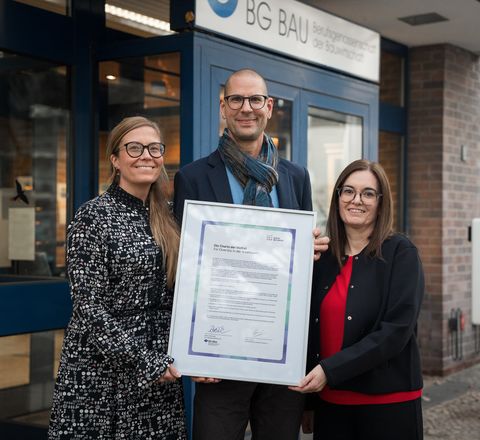 Die BG Bau mit der Beitrittsurkunde „Die Charta der Vielfalt“ Die BG Bau mit der Beitrittsurkunde „Die Charta der Vielfalt“