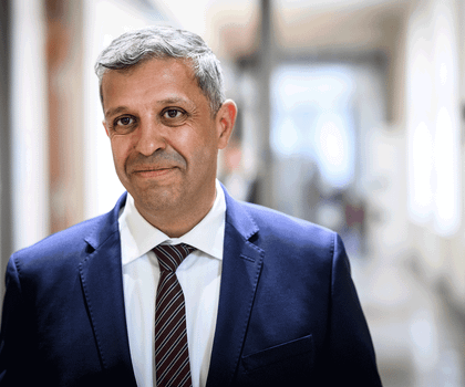Raed Saleh, Fraktionsvorsitzender der SPD im Berliner Abgeordnetenhaus in Berlin, kommt zur Fraktionssitzung der SPD im Berliner Abgeordnetenhaus.