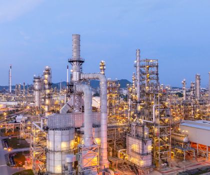 Symbolbild Industrieanlage: Strompreis-Subventionen beschlossen: Industriestrompreis kommt