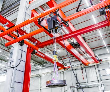 Modulare Kranlösung: Durchgängiger Materialfluss trotz baulicher Einschränkungen Modulare Kranlösung: Durchgängiger Materialfluss trotz baulicher Einschränkungen