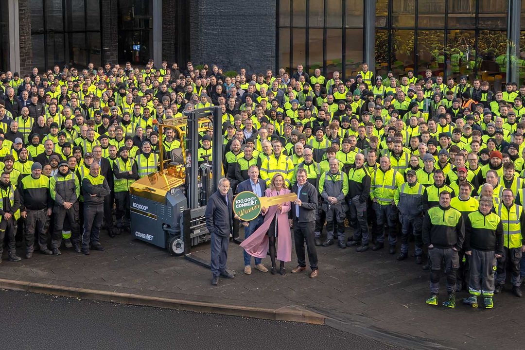 Combilift hilft Kindern in Krisensituationen: 100.000ster Gabelstapler sammelt 100.000 Euro ein Combilift hilft Kindern in Krisensituationen: 100.000ster Gabelstapler sammelt 100.000 Euro ein