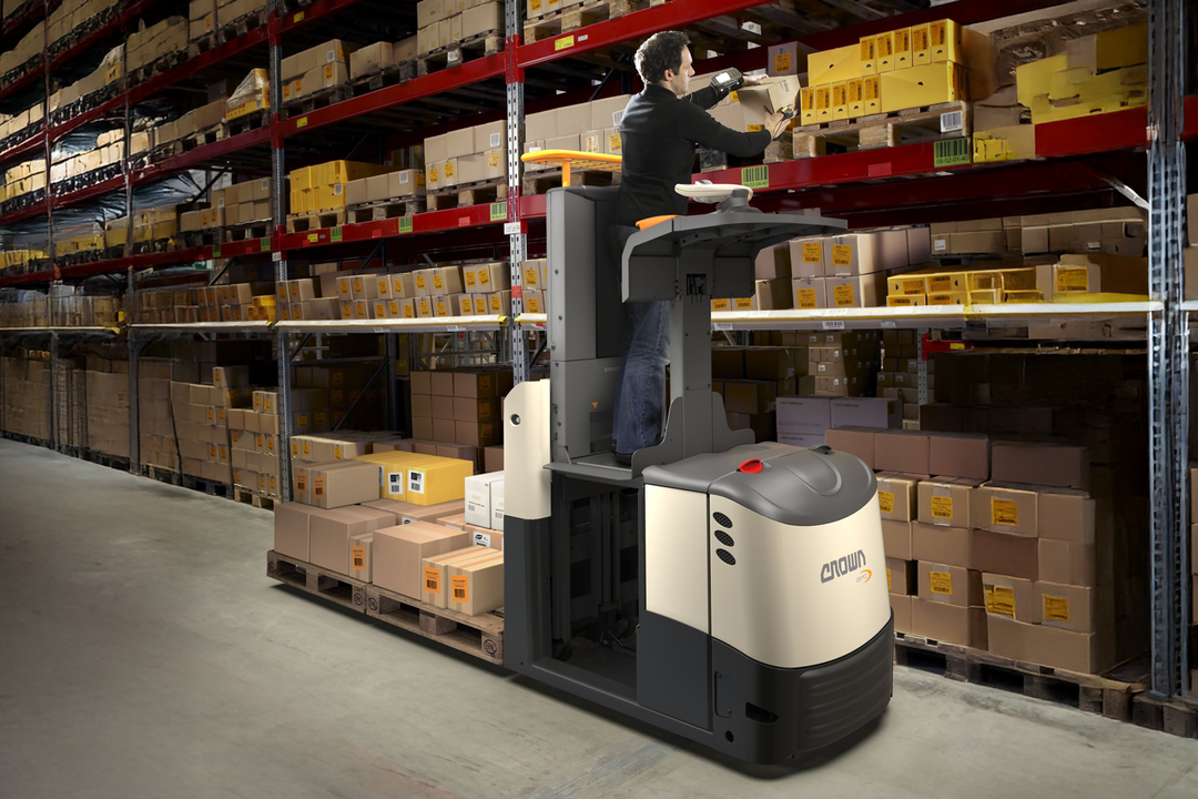 Crown auf der Logimat 2026: Mitgeh-Hubwagen als Highlight Crown auf der Logimat 2026: Mitgeh-Hubwagen als Highlight