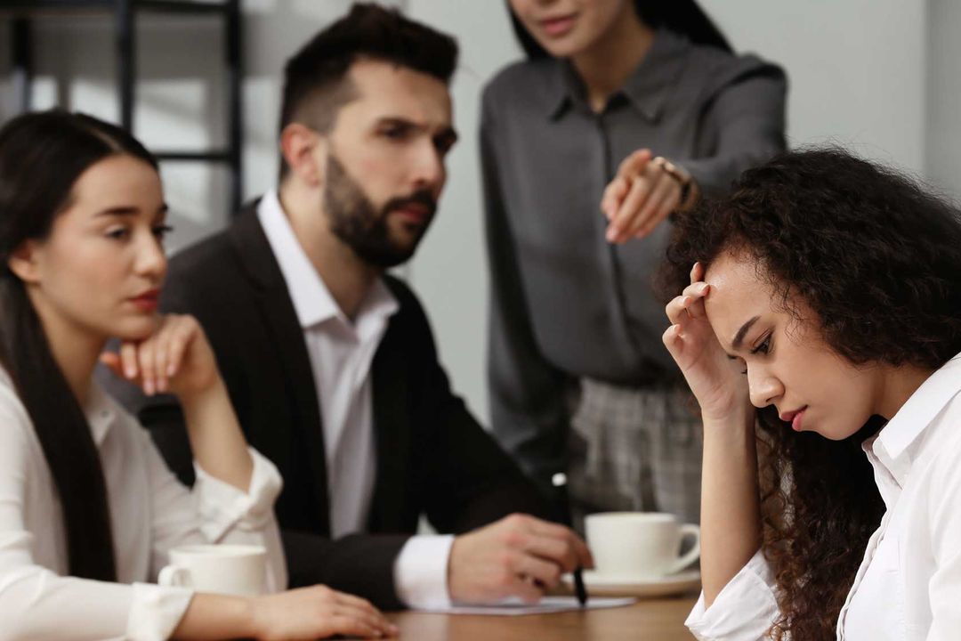 Beruf und Führung: Der stille Saboteur: Wie toxische Kollegen Teams zersetzen