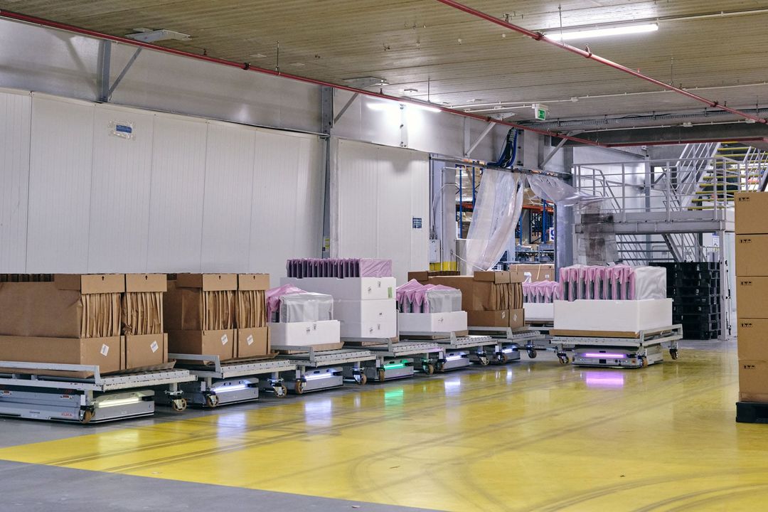 Verzahnter Materialfluss: KUKA automatisiert Materialtransport bei TV-Hersteller Verzahnter Materialfluss: KUKA automatisiert Materialtransport bei TV-Hersteller