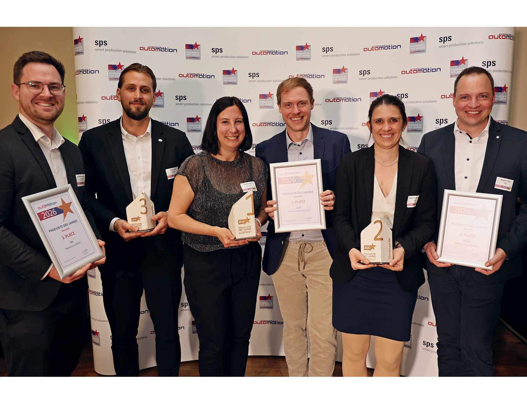 Benedikt Hanser und Tobias Tiel, Siko; Martina Schili und Martin Plachta, Leuze electronic; Stephan Zepf und Franziska Henrich, Baumer (von links); nahmen die Auszeichnung in der Kategorie ‚Sensorik‘ entgegen. Benedikt Hanser und Tobias Tiel, Siko; Martina Schili und Martin Plachta, Leuze electronic; Stephan Zepf und Franziska Henrich, Baumer (von links); nahmen die Auszeichnung in der Kategorie ‚Sensorik‘ entgegen.