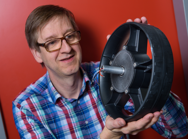 Forschung und Entwicklung: Intelligente Antriebsräder ohne Sensorgriff auf der Hannover Messe 2026 Professor Matthias Nienhaus entwickelt mit seinem Team ein neues Verfahren, mit dem Räder ohne zusätzliche Sensoren selbst wissen, wann sie für Anschub sorgen müssen.